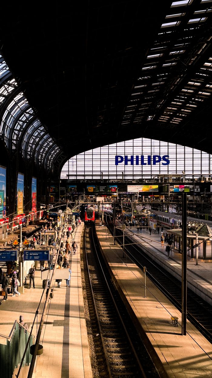 portfolio-01 Vibrant scene at Hamburg Central Station showcasing its architectural grandeur and busy platforms.